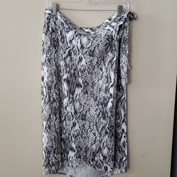 Wrap around 🎿 skirt - Picture 1 of 2